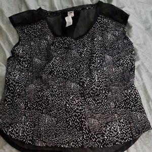 Fabletics Cap Sleeve Boxy Blouse in Black and White